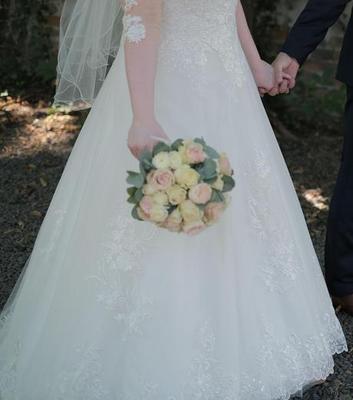 Krásné ivory svatební šaty 42/44 s korzetem a krajkou (vhodné i na zimní svatbu) - Obrázok č. 1