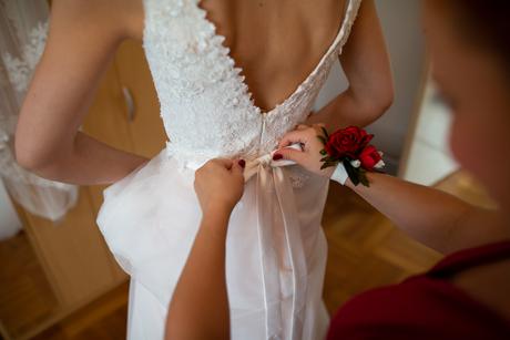 Svatební šaty s holými zády a růžovou spodničkou - Obrázok č. 1