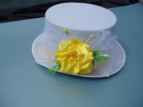 bílý cylindr-žlutý květ - Obrázok č. 1