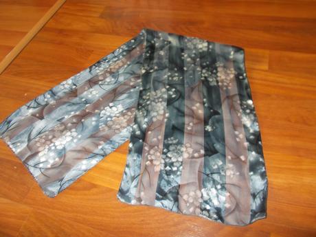 šedý šátek s květy - Obrázok č. 1