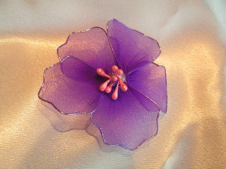 Fialové květy na zavíracím špendlíku - Obrázok č. 1
