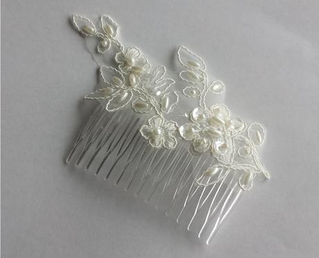 Ivory svatební hřebínek s krajkou a perličkami - Obrázok č. 1