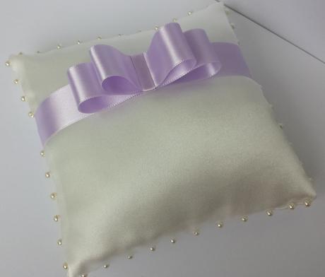 Ivory polštářek pod prstýnky s lila mašličkou - Obrázok č. 1