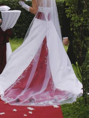 Červeno-bílé svatební šaty s vlečkou - Obrázok č. 1
