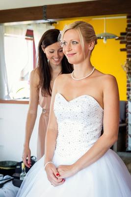 Třpitivé svatební šaty - Obrázok č. 1