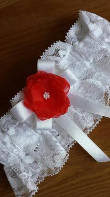 Bílý krajkový podvazek s červenou květinkou - Obrázok č. 1