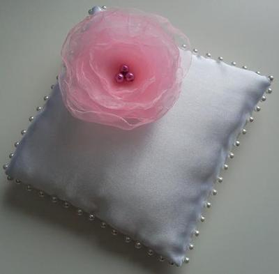 Bílý polštářek pod prstýnky-květinka růžová - Obrázok č. 1