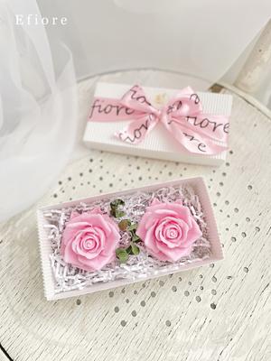 Dárkové balení dvou růžových mýdlových květů růže v bílé hranaté krabičce - Obrázok č. 1