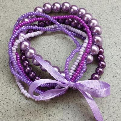 Fialový náramek s mašličkou - Obrázok č. 1