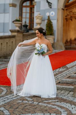 Svatební šaty s krajkou - Obrázok č. 1