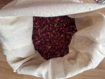 Okvětní lístky růží a dekorační květy - Obrázok č. 1