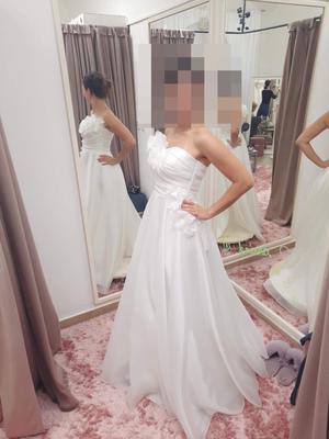 Jedinečné svatební šaty s květinovou aplikací - Obrázok č. 1