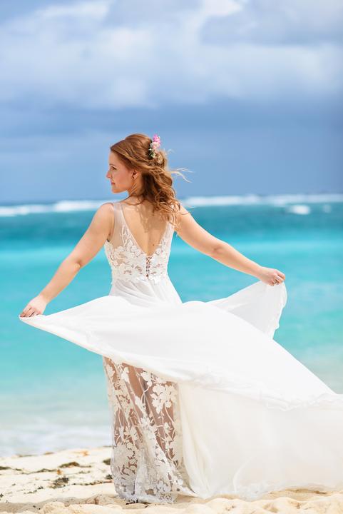 letní svatební šaty na svatbu u moře