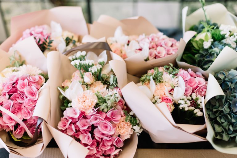 Svatební kytice z hortenzie, růže a pivoňky v růžové a mořské zelené barvě