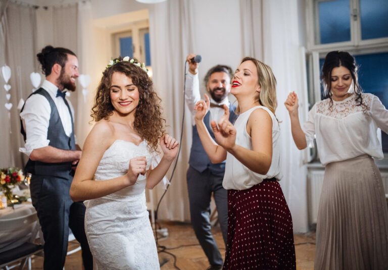 tancovanie so svadobnými hosťami