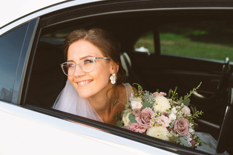 brides with glasses