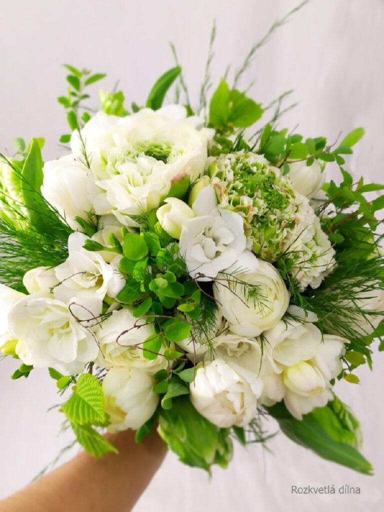 bíla svatební kytice 