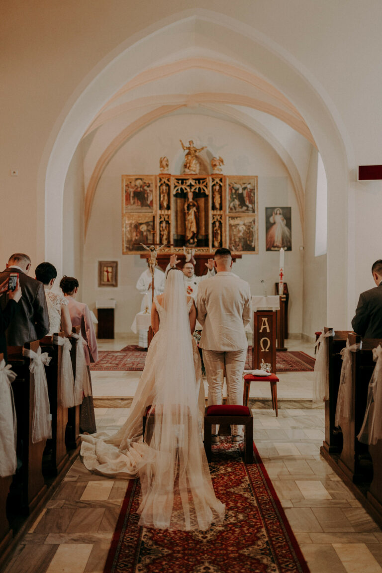 nevěsta a ženich před oltářem