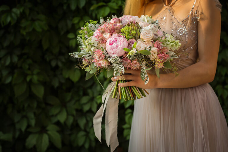 nevěsta drží svatební kytici