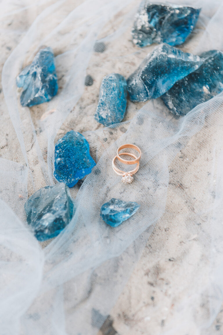 snubní prsteny dekorované s modrými drahokamy