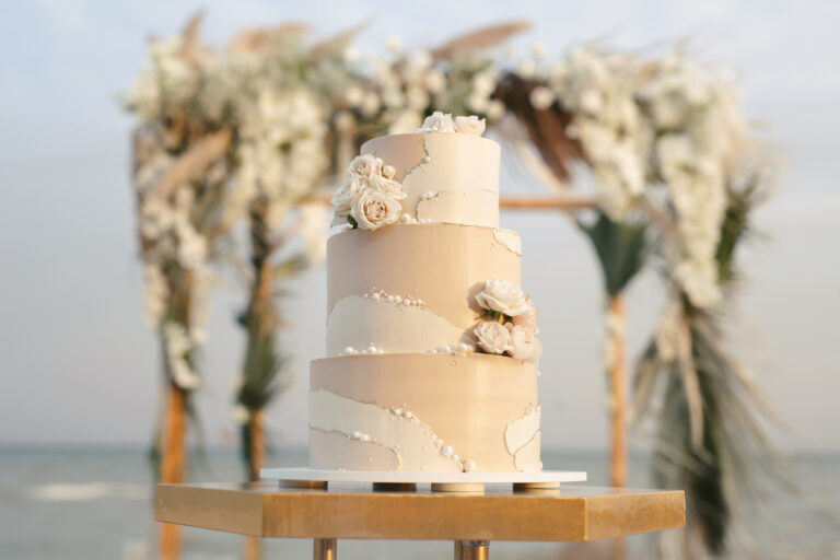 krémový svatební dort s květinami