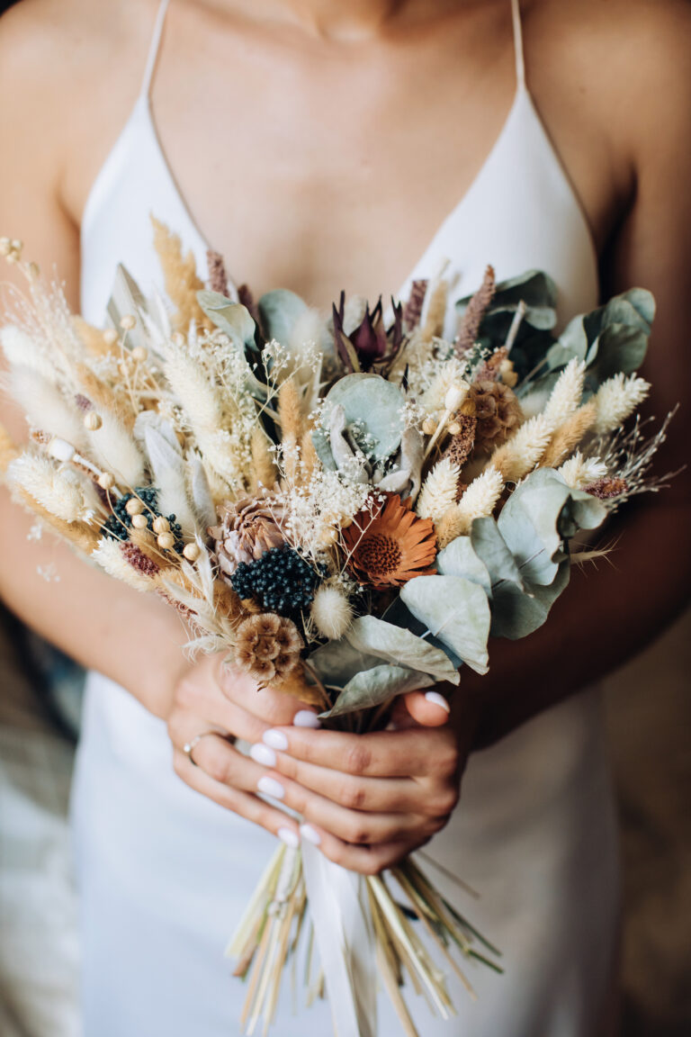 nevěsta drží boho svatební kytici
