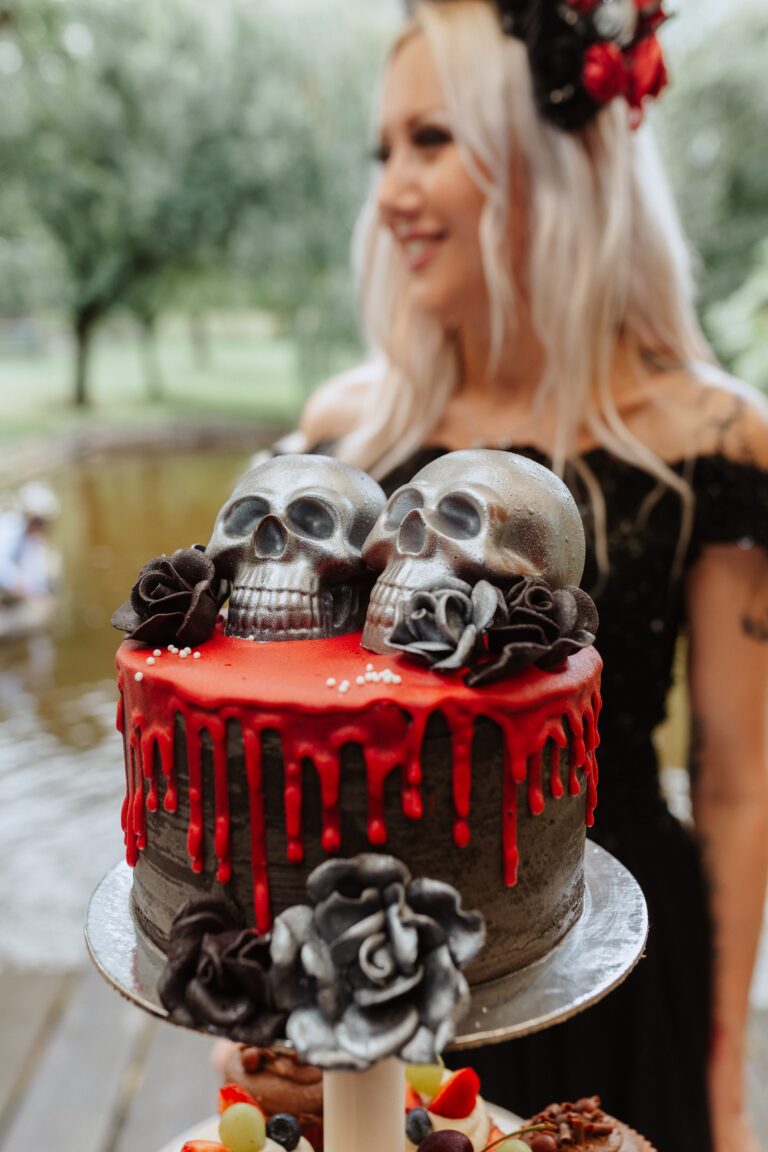 černý svatební dort s lebkami