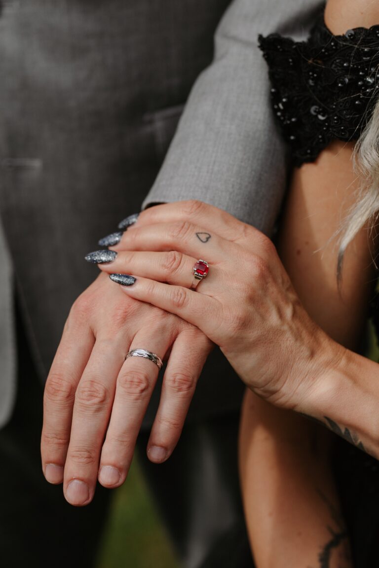 snubní prsteny na ruce
