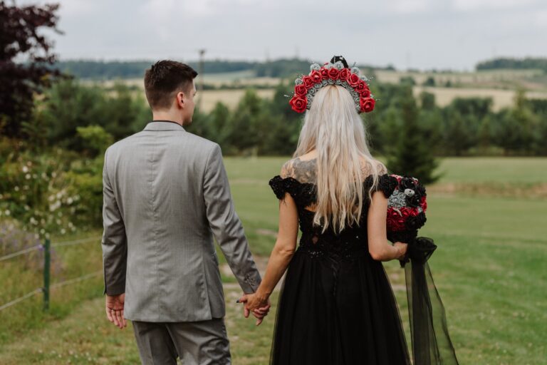 nevěsta v černých svatebních šatech s ženichem