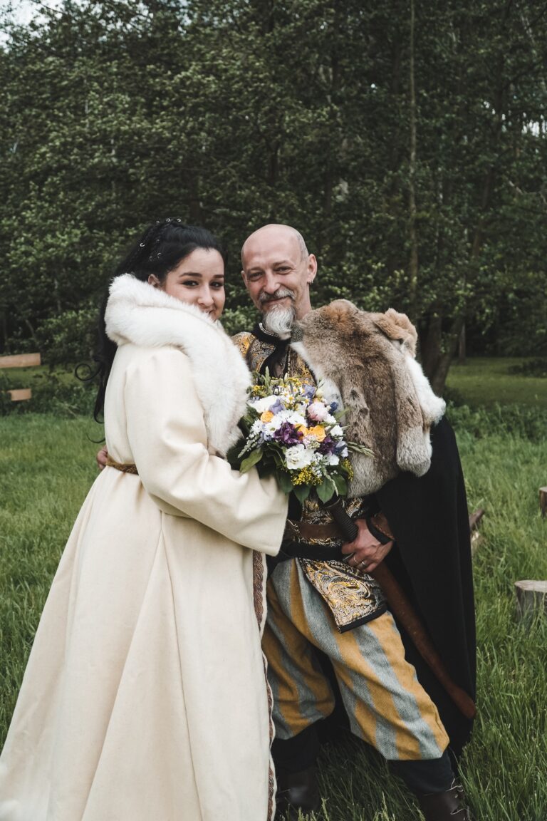 vikingská nevěsta se svatební kyticí s ženichem