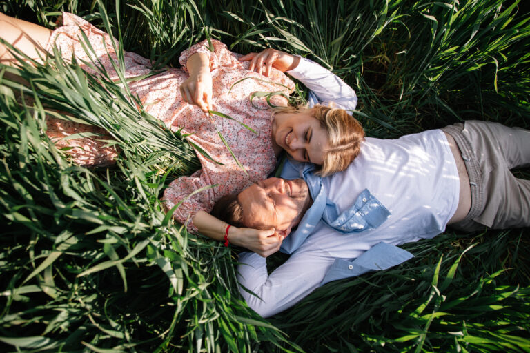 zamilovaný pár leží v trávě