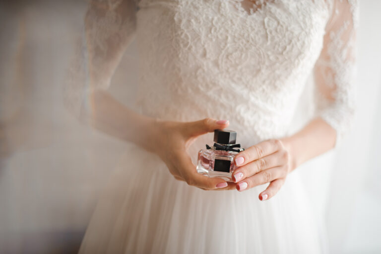 nevěsta drží parfém