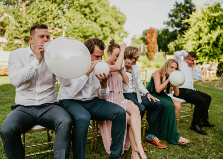 svatební hra včeličky, svatební hosté foukají balóny